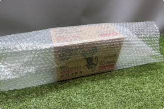 化粧箱全体を緩衝材で包んだ状態